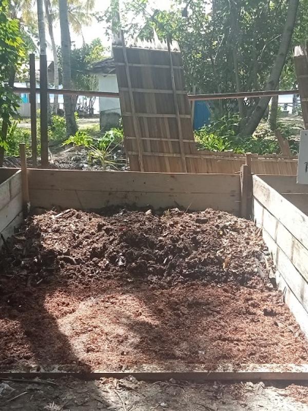 Barefoot compost